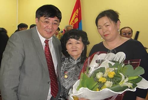 Багш Ш.Адилбиш Монгол улсын Гавьяат багш цолыг хүртэв