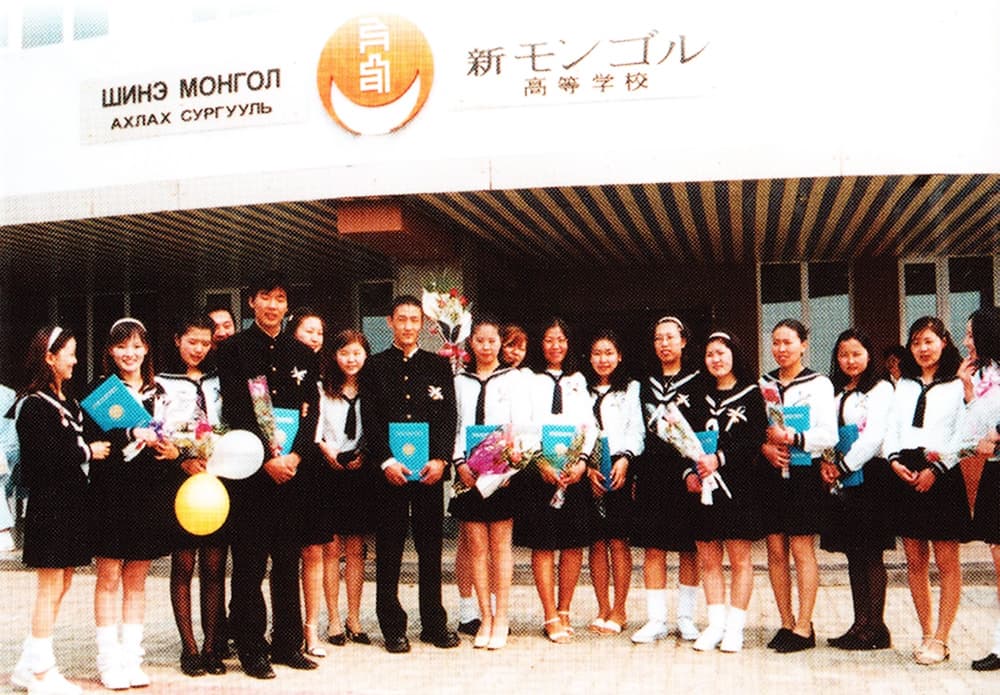 Анхны 3-н жилийн ахлах сургууль төгсөгчид гэрчилгээгээ гардан авлаа