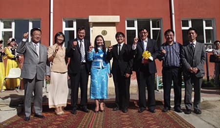 Төгсөгчдөд зориулсан хөшөөний суурь босгов