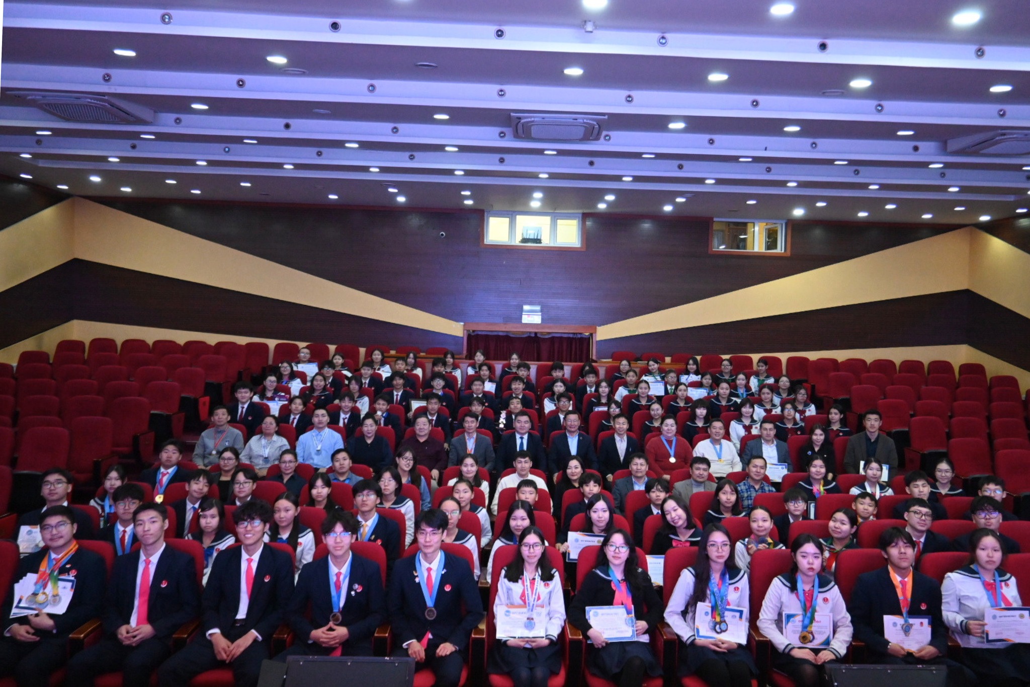 Олимпиадад амжилт гаргасан багш, сурагчдадаа баяр хүргэе